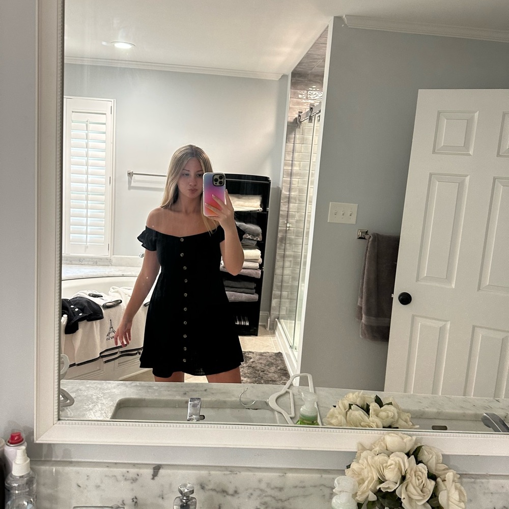 Off the shoulder perfect flowy dress!